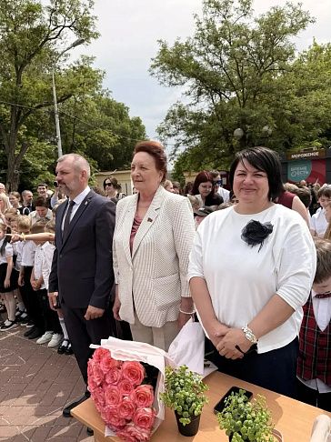 Депутаты фракции КПРФ регионального парламента поздравили выпускников города и области