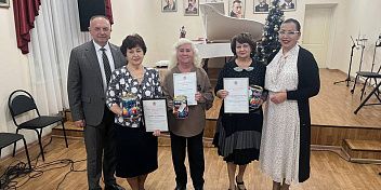 Преподавателей детской музыкальной школы отметили наградами