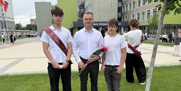 Поздравление Евгения Кареликова с последним звонком