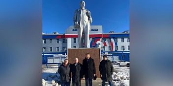 Валерий Могильный возложил цветы к памятникам В.И. Ленину 