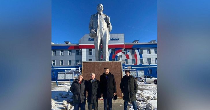 Валерий Могильный возложил цветы к монументам В.И. Ленина 