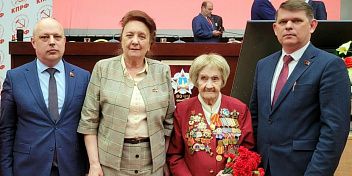 Депутаты областной Думы встретились с легендарной участницей Сталинградской битвы Марией Михайловной Рохлиной 