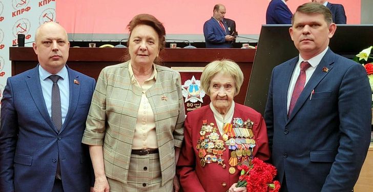 Депутаты областной Думы встретились с легендарной участницей Сталинградской битвы Марией Михайловной Рохлиной 