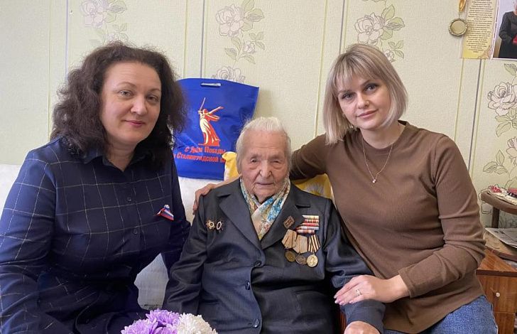 Мария Аплеталина поздравила с годовщиной Победы в Сталинградской битве 103-летнюю защитницу города Александру Ивановну Лемякину