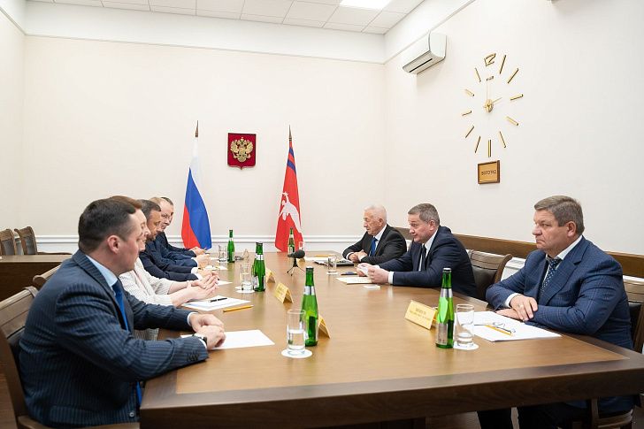 Андрей Бочаров провел встречу с руководителями парламентских партий в Волгоградской областной Думе