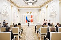 Андрей Бочаров вручил жителям Волгоградской области государственные награды