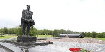 Участники патриотического автопробега почтили память жертв фашизма в мемориальном комплексе «Хатынь»