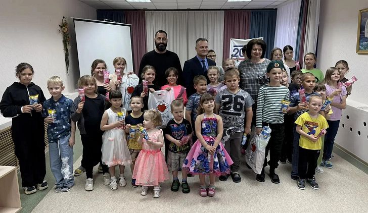  Евгений Кареликов поздравил детей с наступающим праздником