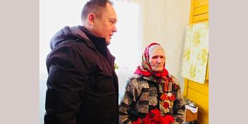 Юрий Марамыгин поздравил ветерана Фроловского района