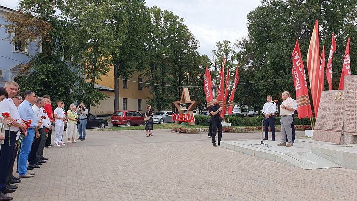 Делегация Волгоградской областной Думы посетила мемориал в Тамбове