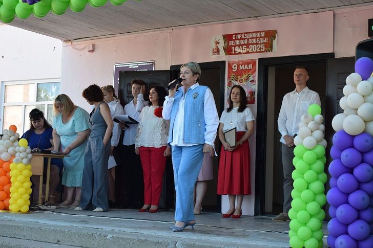 Наталья Семенова приняла участие в торжественном мероприятии «Последний звонок» в Иловлинской средней школе №2