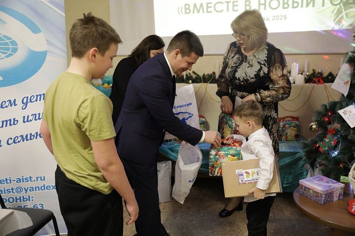 Александр Нелепин принял участие в «Елке желаний» в Краснооктябрьском районе Волгограда