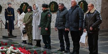   Депутат Волгоградской областной Думы, кавалер ордена Мужества  Александр Нелепин принял участие в торжественных мероприятиях, посвященных Дню Героев Отечества