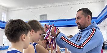 Алексей Логинов наградил юных баскетболистов на турнире в Волгограде 