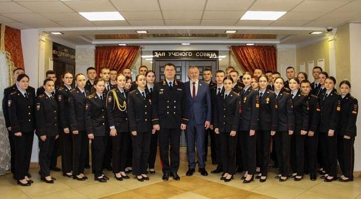 Сергей Горняков провел встречу с курсантами Волгоградской академии МВД России