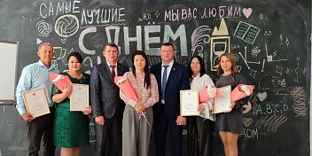 Ко Дню учителя депутаты-коммунисты разных уровней власти поздравили педагогов города Ленинска