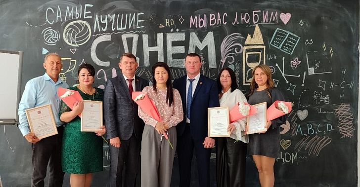 Ко Дню учителя депутаты-коммунисты разных уровней власти поздравили педагогов города Ленинска