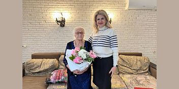 Наталия Барышникова поздравила со столетним юбилеем Анну Карповну Каратунову