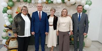 Михаил Струк поздравил в Ленинском районе педагогов с профессиональными праздниками
