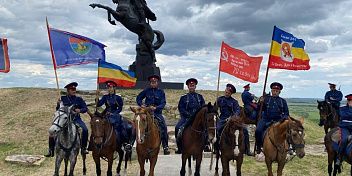 В станице Букановской встречали участников конного перехода 