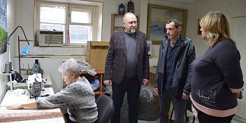 Помощь тем, кто помогает: единороссы передали промышленную швейную машинку волонтерскому движению «Тепло из Волгограда»
