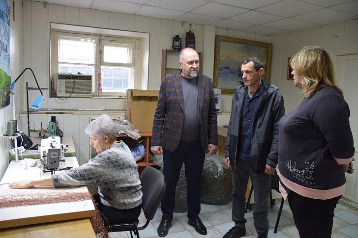 Помощь тем, кто помогает: единороссы передали промышленную швейную машинку волонтерскому движению «Тепло из Волгограда»