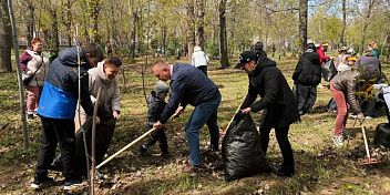 Дмитрий Григоров вместе с волжанами принял участие в весеннем субботнике