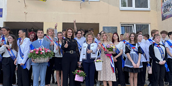Татьяна Бухтина поздравила выпускников школ города Волжского