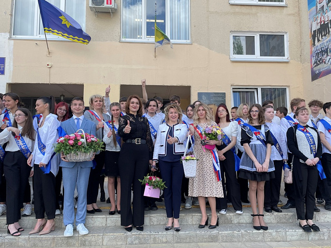 Татьяна Бухтина поздравила выпускников школ города Волжского