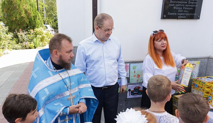 Дмитрий   Калашников вручил подарки первоклассникам из многодетных семей Красноармейского района 