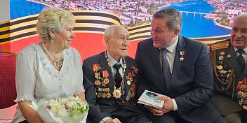 Андрей Бочаров вручил знак «Почетный гражданин Волгоградской области» участнику Сталинградской битвы Павлу Андрееву