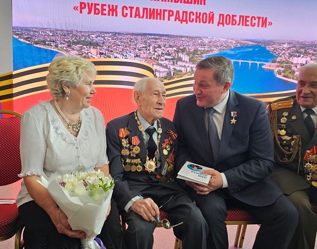 Андрей Бочаров вручил знак «Почетный гражданин Волгоградской области» участнику Сталинградской битвы Павлу Андрееву