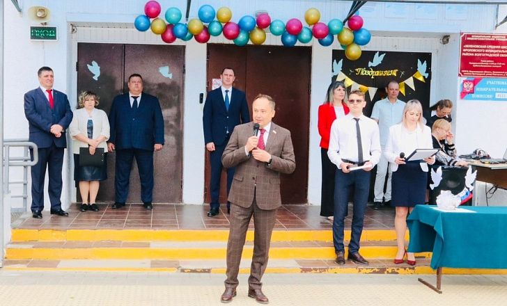 Юрий Марамыгин поздравил выпускников Зеленовской средней школы