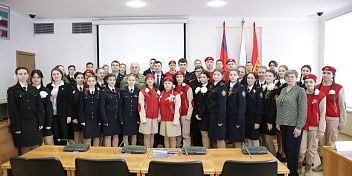 Волгоградские школьники поговорили о патриотизме с участником спецоперации