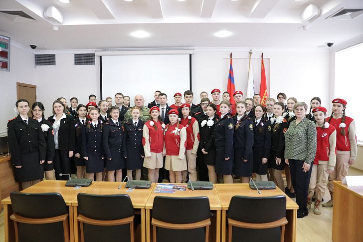 Волгоградские школьники поговорили о патриотизме с участником спецоперации