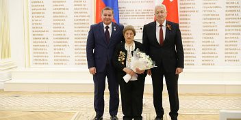 Высшая степень общественного признания: Хельви Латту вручили знак «Почетный гражданин Волгоградской области»