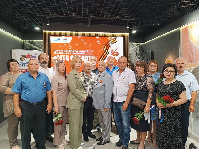 В Волгограде вручили медали общественного признания «Отец солдата»