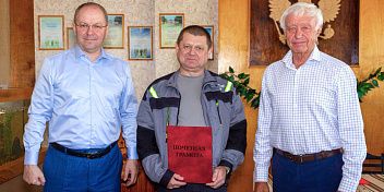 Дмитрий Калашников поздравил уважаемого сотрудника предприятия "Каустик" с юбилеем