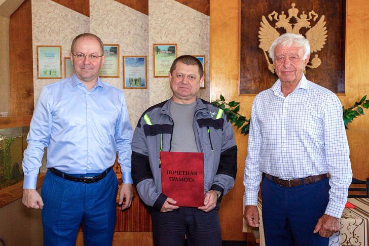 Дмитрий Калашников поздравил уважаемого сотрудника предприятия "Каустик" с юбилеем