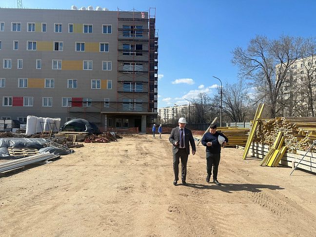 В Волжском проверили темпы строительства новой детской поликлиники