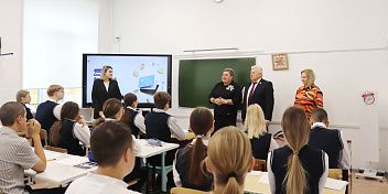Депутат провел урок финансовой грамотности для старшеклассников