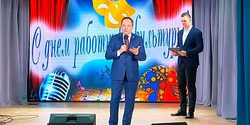 Депутат Волгоградской областной Думы Юрий Марамыгин принял участие в праздничном поздравлении и награждении служителей Мельпомены