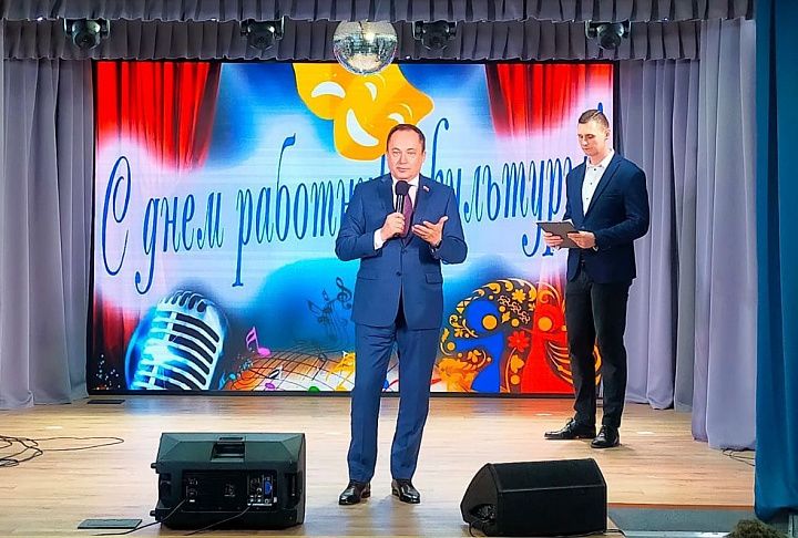 Депутат Волгоградской областной Думы Юрий Марамыгин принял участие в праздничном поздравлении и награждении служителей Мельпомены