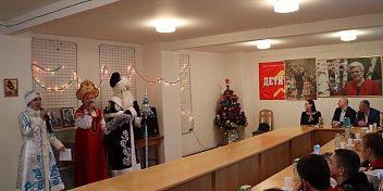 Депутаты фракции КПРФ приняли участие в Ленинской новогодней елке