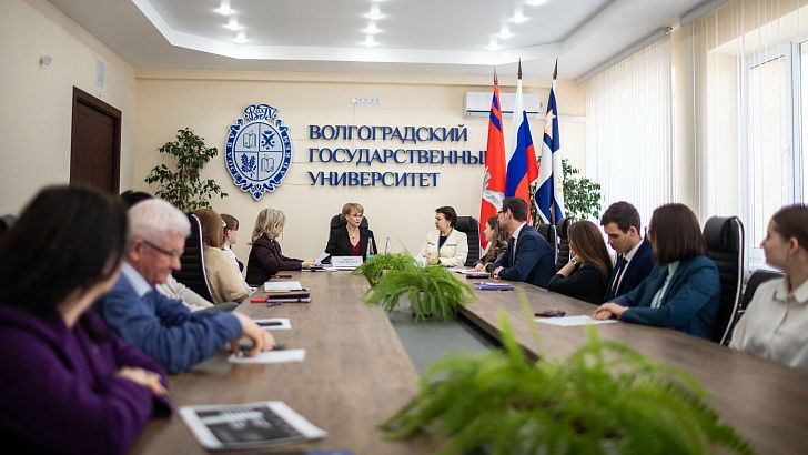Поддержка молодежи: в Волгограде обсудили реализацию закона о наставничестве