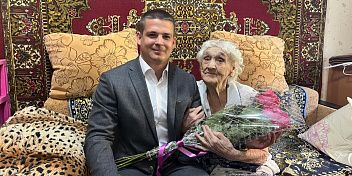 Александр Нелепин поздравил со 100 - летним юбилеем жительницу Краснооктябрьского района Волгограда