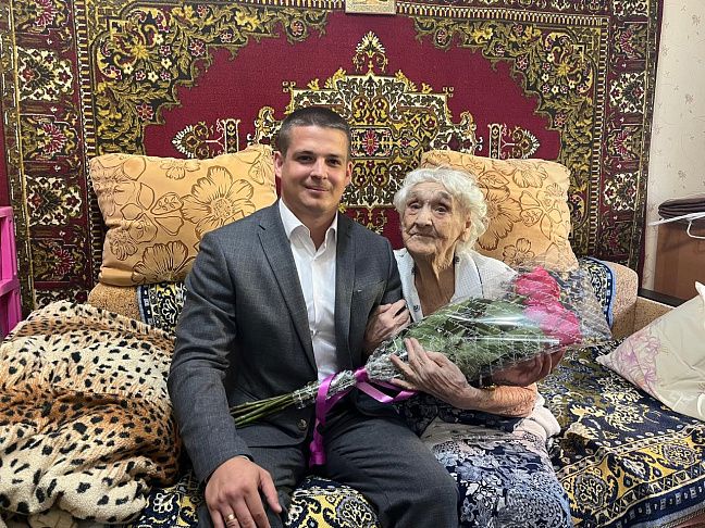 Александр Нелепин поздравил со 100 - летним юбилеем жительницу Краснооктябрьского района Волгограда