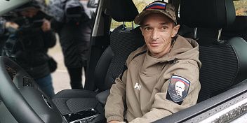 В волгоградском регионе участнику СВО передан еще один автомобиль с ручным управлением
