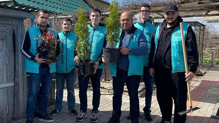 «Новые люди» помогают героям: субботник во дворе ветерана Великой Отечественной войны при поддержке депутата Волгоградской областной Думы Самвела Аветисяна