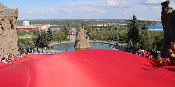 На Мамаевом кургане развернули самое большое в мире Знамя Победы